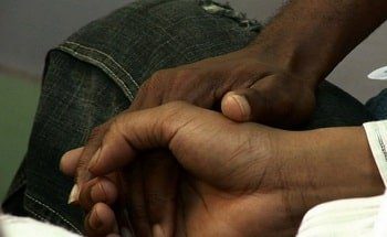 Группа поддержки женатых «гетеросексуалов», которые занимаются сексом с мужчинами, в Кении