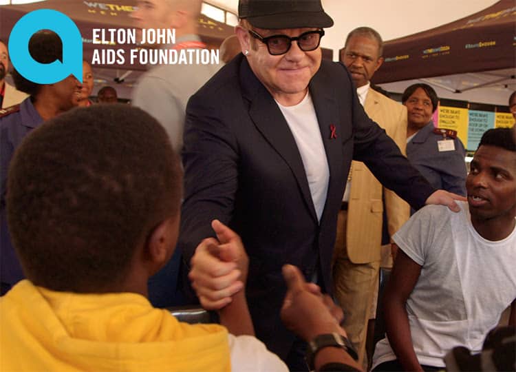 Элтон посетил клинику, в которой лечат ЛГБТ, живущих с ВИЧ