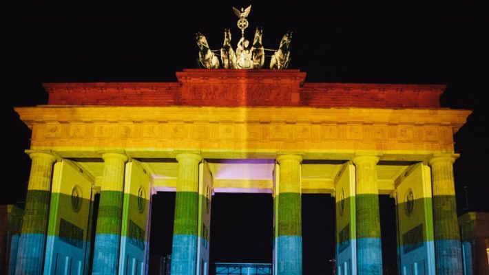 Геи и лесбиянки Германии получат все права и обязанности брака