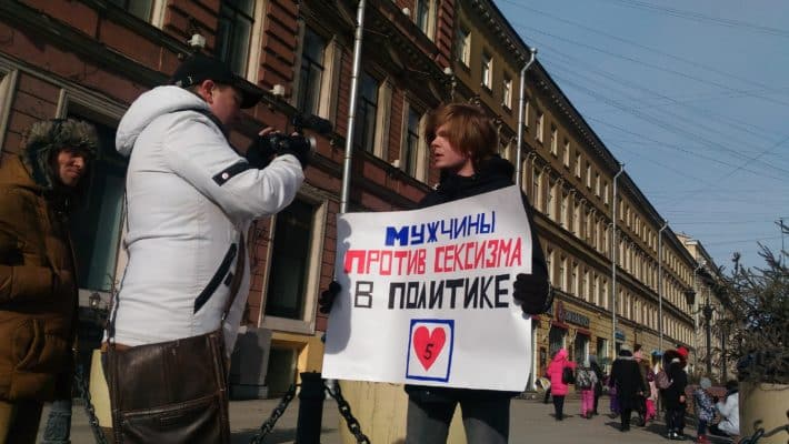 Мужчины вышли на Невский с пикетом в поддержку Собчак