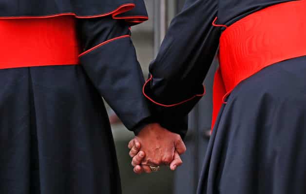 Секс-работник отправил в Ватикан тысячестраничное досье на священников-геев
