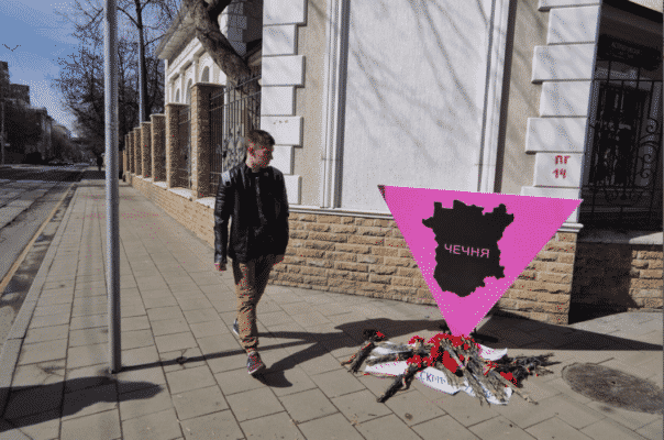 ЛГБТ-активисты установили мемориал преследуемым в Чечне геям