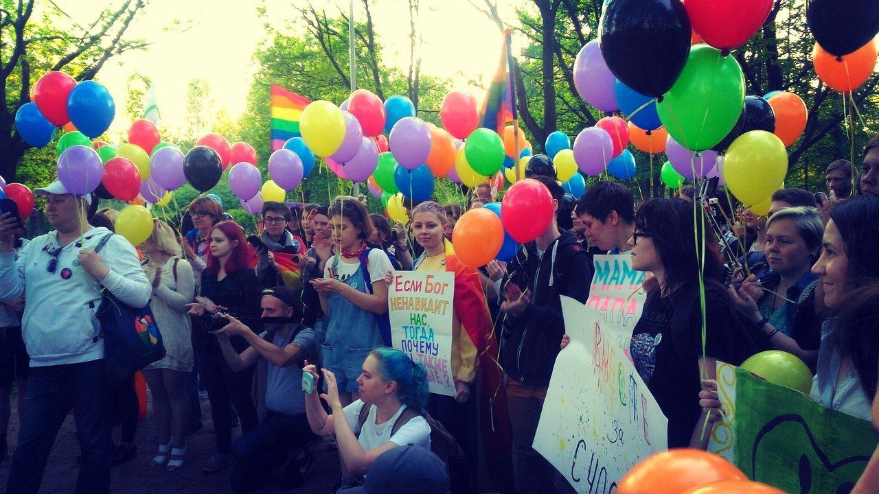 Полиция пыталась остановить радужный флешмоб в Петербурге
