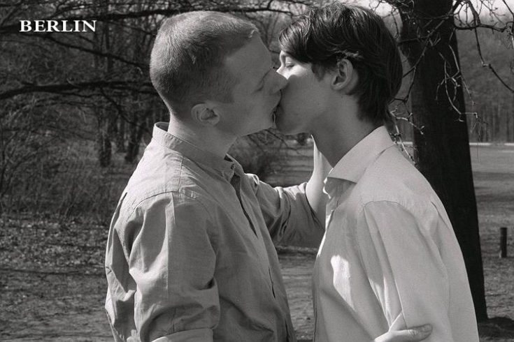 Фото: Мемориал памяти геев-жертв нацизма в Берлине (Тиргартен). Вместо«вечного огня» – «вечный поцелуй» пары 30-х годов.