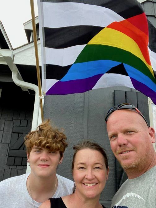 Отец помог сыну-гею поднять флаг ЛГБТ-гордости