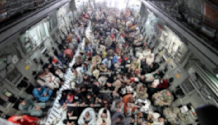 Люди, покидающие Афганистан с помощью эвакуационных рейсов (фото: BBC – замазано в целях безопасности ЛГБТ-людей)