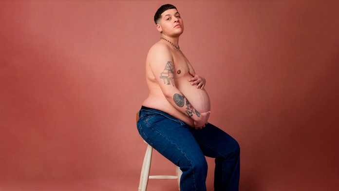 беременного трансгендерного мужчину