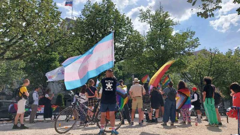 Активисты против трансфобии у российского посольства в Берлине