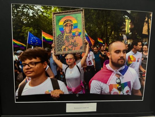 Выставка "Осторожно, экстремизм!" и фотографии с ЛГБТ-прайдами