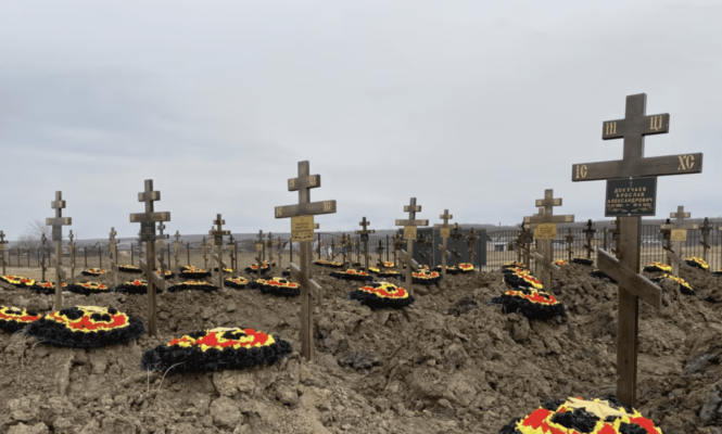 Неизвестные положили прайд флаги около могил участников войны с Украиной