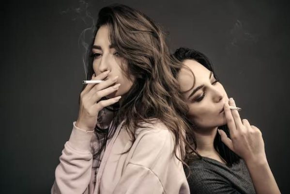 курение и ЛГБТ: бисексуалкам сложнее бросить